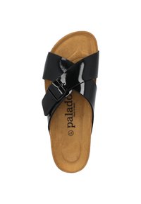 Schwarze Lackleder-Sandale mit Korkfußbett, ausgestattet mit zwei überkreuzten Riemen und einer verstellbaren Schnalle für einen sicheren Sitz.