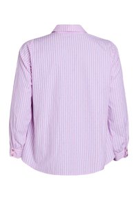 Lichtroze shirt met lange mouwen, verticale strepen en kleine blauwe stippen. Voorzien van een klassieke kraag en manchetten met knopen als sluiting.