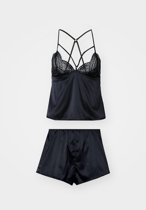 Svart satengsett for søvn som inkluderer en camisole med blonder og justerbare stropper, sammen med matchende shorts. Glatt tekstur generelt.