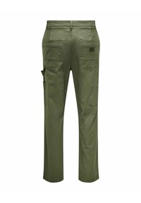 Pantalones cargo verde oliva fabricados en algodón, con múltiples bolsillos, un corte relajado y una textura suave. La vista trasera muestra los detalles de costura.