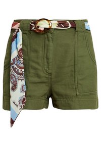 Pantaloni corti verde oliva con vita alta, due tasche frontali e una cintura con motivi decorata da un anello in acetato di tartaruga.
