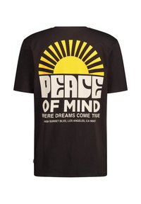 T-shirt nero in cotone con una grande grafica di un sole giallo e linee radianti. "PEACE OF MIND" in grassetto bianco, sotto ulteriore testo.