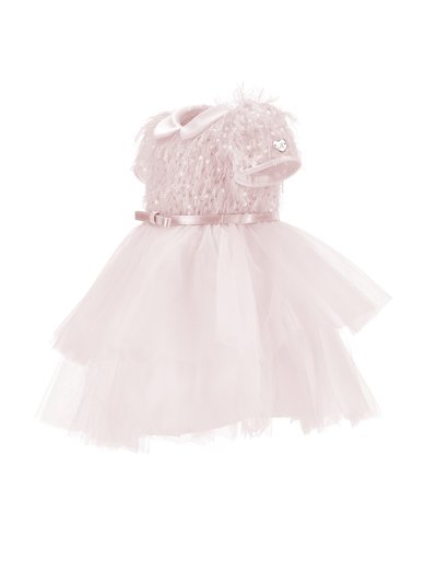 Robe en tulle rose clair avec corsage orné de plumes pailletées, nœud en satin sur l'épaule et fine ceinture à la taille.
