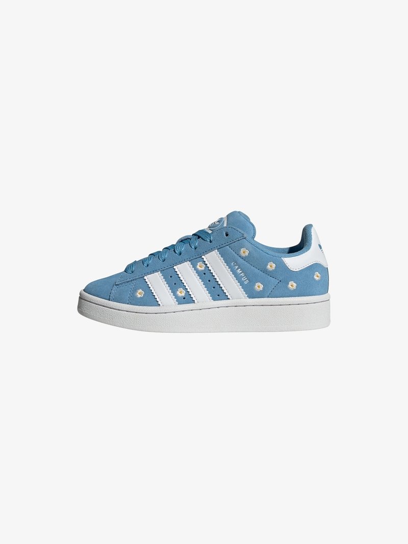Sneaker in suede blu con accenti bianchi, caratterizzato da tre strisce, dettagli perforati e decorazioni floreali lungo i lati.