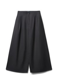 Schwarze weit geschnittene Hosen aus einem glatten Stoff. Mit einem Knopfverschluss vorne, Falten und einem geraden Schnitt mit einem zentralen Schlitz.