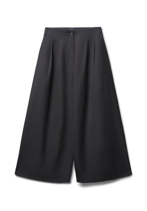Pantaloni larghi neri realizzati in un tessuto morbido. Presentano una chiusura anteriore con bottone, pieghe e una linea dritta con uno spacco centrale.