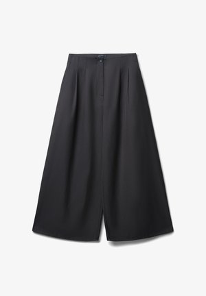 Schwarze weit geschnittene Hosen aus einem glatten Stoff. Mit einem Knopfverschluss vorne, Falten und einem geraden Schnitt mit einem zentralen Schlitz.