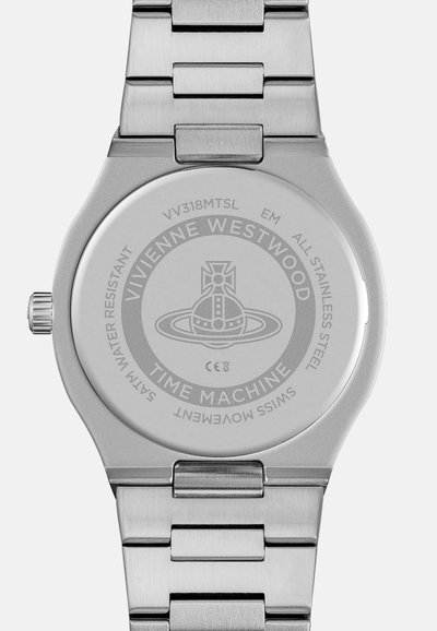 Roestvrijstalen horloge met een schakelarmband en een ronde kast. De kastachterkant heeft gegraveerde tekst en een grafisch logo ontwerp. Waterbestendig.