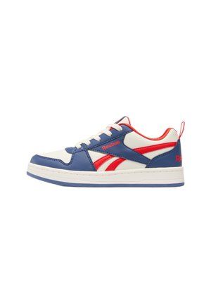 Sneaker Reebok basso bianco con sovrapposizioni blu, accenti rossi, lacci bianchi e suola blu, mostrato di profilo su sfondo bianco.