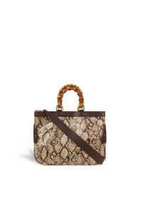 Håndtaske med tan- og brun slangemønster, mørkebrun læderkant, bamboostil rundede håndtag og en aftagelig skulderrem.