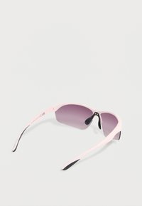 Ροζ γυαλιά ηλίου με σκούρους φακούς βαθμιδωτής σκίασης, αεροδυναμικό σχέδιο και μαύρες λεπτομέρειες στη γέφυρα της μύτης και στα άκρα των βραχιόνων. Ελαφρύ υλικό.