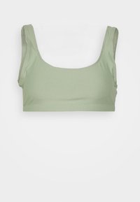 Bralette canelado, verde claro, com decote quadrado e alças largas. Tecido suave com uma textura lisa e sem hardware visível.