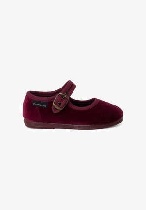 Scarpe Mary Jane in velluto borgogna con punta rotonda, cinturino regolabile, dettaglio con fibbia in metallo e suola in gomma testurizzata. Etichetta del marchio sul lato.