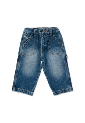 Pantalones infantiles de mezclilla azul con bolsillos delanteros, trabillas para cinturón, cierre de botón y un diseño relajado y ligeramente desgastado.