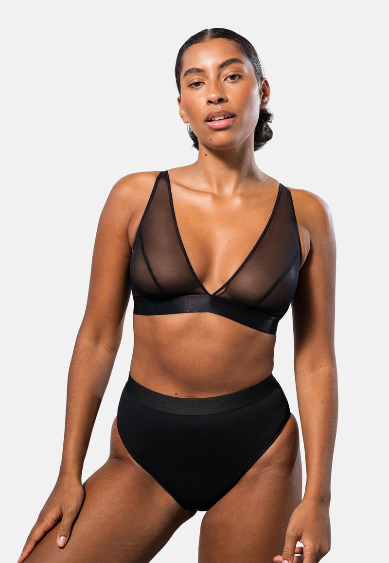 Svart underklädesset med en genomskinlig bralette med V-halsringning och tunna axelband, kombinerat med högmidjade svarta trosor.