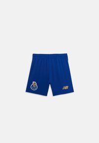 Shorts atléticos azuis com uma cintura elástica, apresentando um emblema do clube na perna esquerda e um logótipo dourado da New Balance no lado direito.