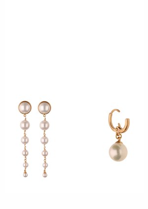 Paar Ohrhänger in Goldoptik mit Perlen, einer mit herabfallenden Perlen, der andere mit einer einzelnen Perle, die von einem kleinen Klappverschluss hängt.