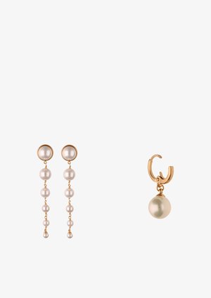 Para złotych kolczyków z perłami, jeden z kaskadą pereł, drugi z pojedynczą perłą zwisającą z małej obręczy z zapięciem.