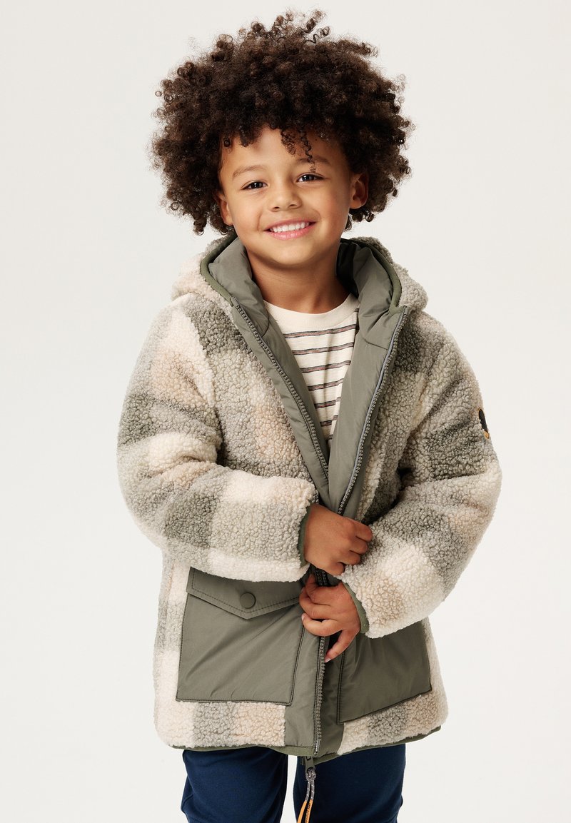 Fleecegefütterte Kapuzenjacke mit einem grau-creamfarbenen Karomuster, grünen Akzenten und Fronttaschen, getragen von einem Kind mit lockigem Haar.
