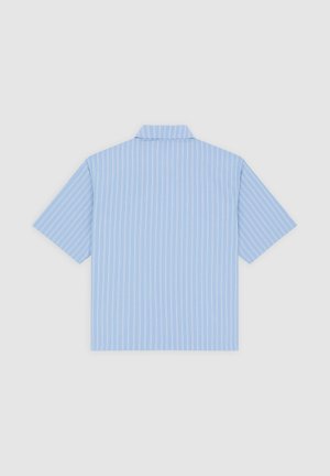 Hellblaues Kurzarmhemd mit vertikalen weißen Streifen, ausgestattet mit einem spitzen Kragen und einem geraden Schnitt. Glatte Stoffstruktur.
