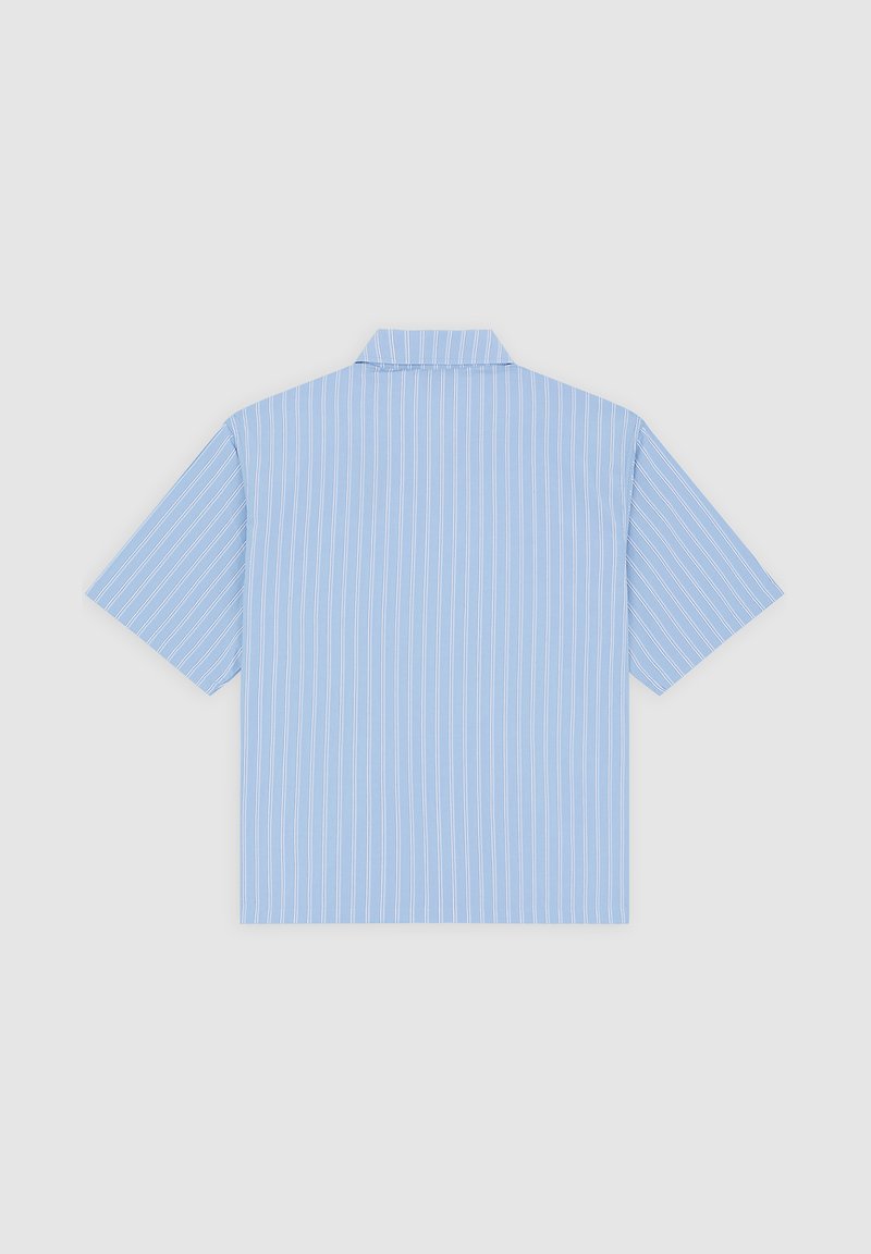 Lyseblå kortærmet skjorte med vertikale hvide striber, med spids krave og lige snit. Glat stoffet.