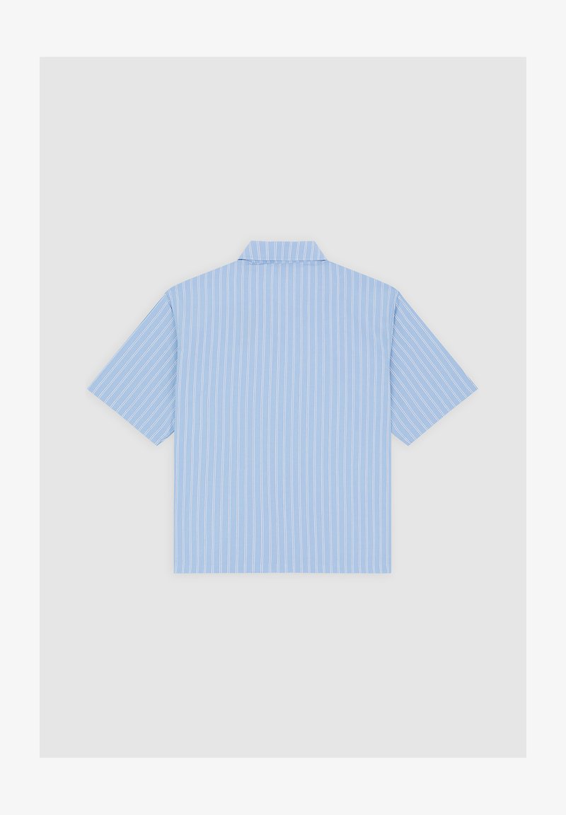 Lyseblå kortærmet skjorte med vertikale hvide striber, med spids krave og lige snit. Glat stoffet.