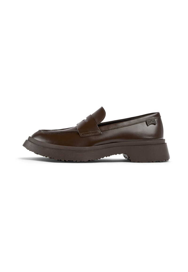 Braune Leder-Loafers mit einer flachen, strukturierten Sohle. Das Design zeichnet sich durch einen vorderen Riemen und eine glatte Oberfläche aus, mit subtiler Markenkennzeichnung an der Ferse.