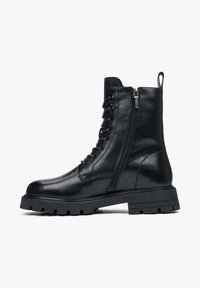 Černá kožená ankle boot s kulatou špičkou, šněrovacím designem, bočním zipem a tlustou protiskluzovou podrážkou pro lepší přilnavost a odolnost.