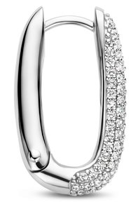 Silberne Creole mit polierter Oberfläche, die entlang einer Kante eine Reihe klarer, runder Zirkonia aufweist. Glatte, geschwungene Form.