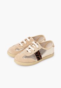 Beżowe zamszowe buty ze złotymi metalicznymi akcentami i panelem w panterkę. Posiadają okrągły nosek, sznurowany fason oraz teksturowaną gumową podeszwę.