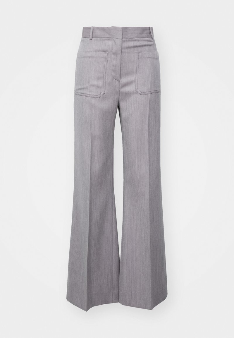Pantalones de campana grises con un sutil patrón de rayas, dos bolsillos traseros y una textura de tela suave. Presentan una cintura alta.