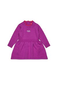 Abito lavorato a maglia viola con maniche lunghe, corpino testurizzato, colletto rosso a volant e un ricamo del logo in evidenza sul petto. Gonna svasata.
