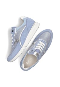 Lichtblauwe suède sneakers met zilveren accenten, vetersluiting, ronde neus en witte rubberen zool. Merkennaam "Gabor" zichtbaar aan de binnenkant.