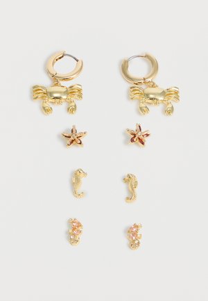 Sæt med seks guldfarvede ørestikker og øreringe med havdyr: krabbe-øreringe, søstjerner, søheste og fisk med pink accenter.