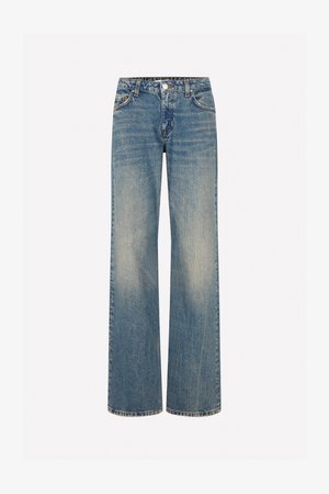 Jeans de mezclilla anchos en un azul claro, con una textura deslavada, cinco bolsillos, cierre de botón y costuras de contraste a lo largo de las costuras.