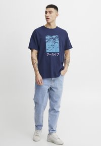 Solid SDELLINGTON - Marškinėliai su spaudiniu - medieval blue