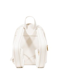 Zaino bianco in pelle con spallacci imbottiti, pannello posteriore piatto e dettagli in zip dorati. Design minimalista con forma arrotondata e superficie liscia.