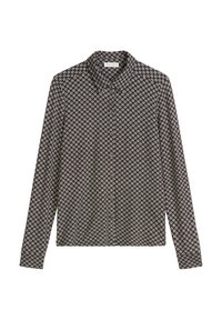 Blusa negra de manga larga con un patrón geométrico blanco, cuello y cierre de botones. Tela suave con una textura lisa y un ajuste entallado.