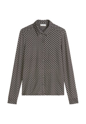 Blusa negra de manga larga con un patrón geométrico blanco, cuello y cierre de botones. Tela suave con una textura lisa y un ajuste entallado.