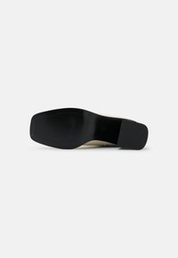 Monki Botas - white dusty light