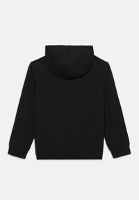 Sweat-shirt à capuche noir avec des manches longues, des poignets côtelés et une texture lisse. Il présente un design minimaliste sans logos ni motifs visibles.