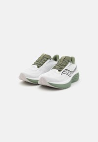 Baskets de sport blanches avec des accents verts. Tige en mesh, design texturé et col rembourré. Semelle flexible avec un motif de semelle pour une meilleure adhérence.