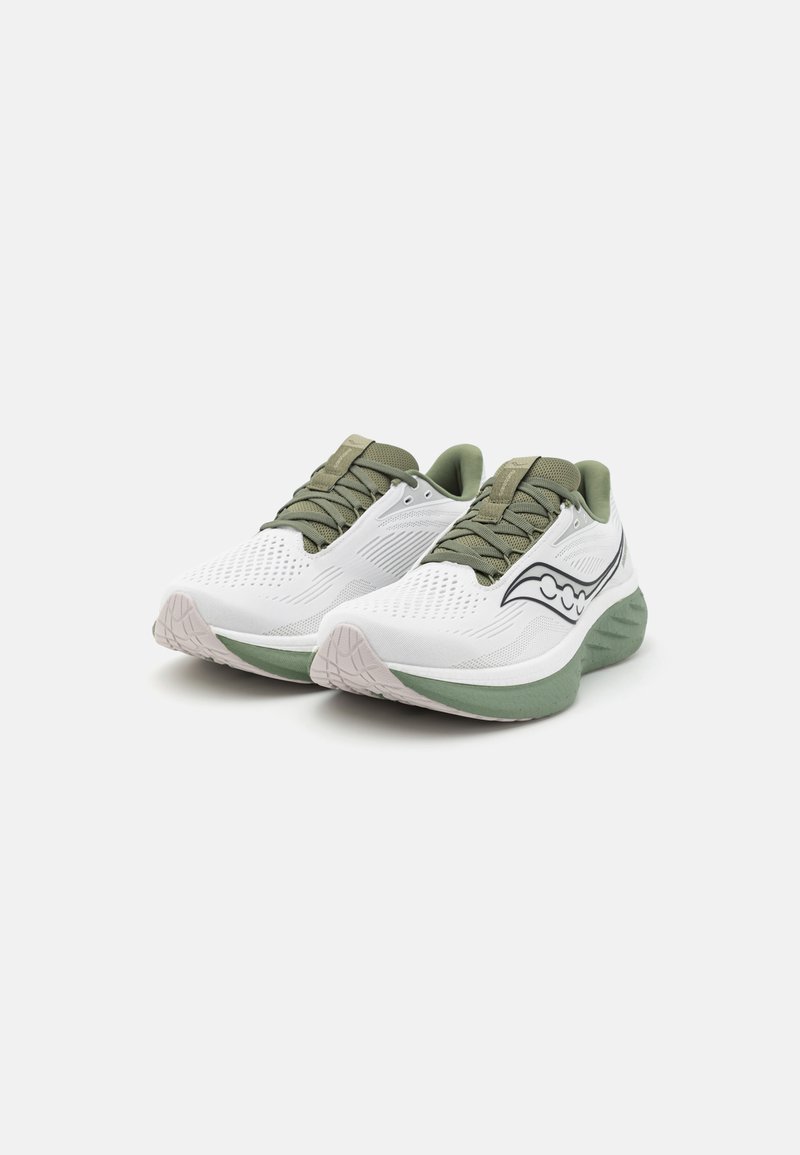 Zapatillas deportivas blancas con detalles en verde. Parte superior de malla, diseño texturizado y cuello acolchado. Suela flexible con un dibujo para mayor agarre.