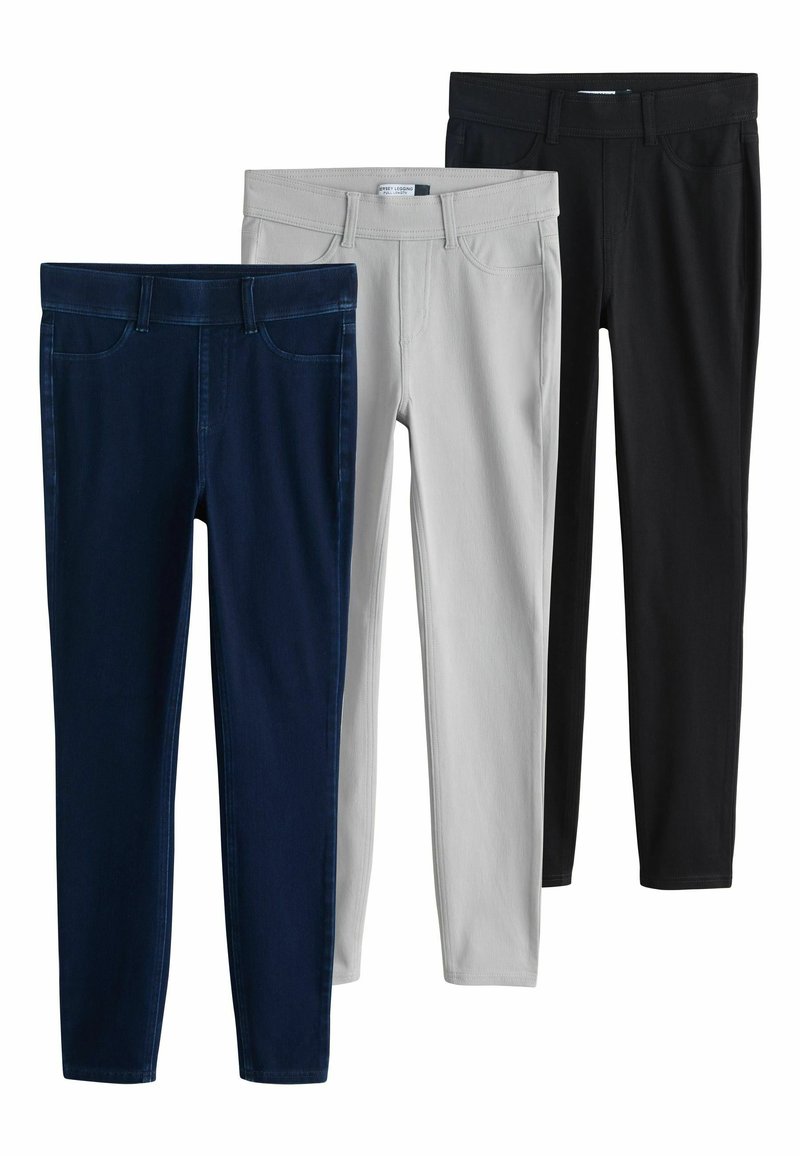 Trois pantalons coupe slim en bleu foncé, gris clair et noir. Ils disposent de poches avant et d'un tissu lisse et extensible.