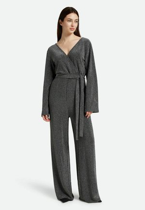 Jumpsuit grigio a gamba larga con design avvolgente, maniche lunghe e cintura con allaccio. Realizzato in un materiale texturizzato e lucido.