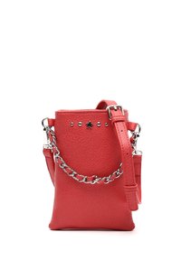 Borsa a tracolla in ecopelle rossa con superficie texturizzata, dotata di accessori in tonalità argento, un accento a stella e una tracolla a catena.