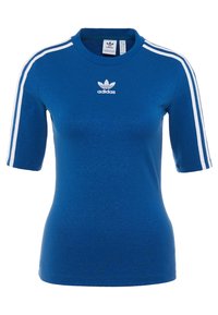 Blå kortärmad t-shirt i glänsande material med vita tre-randiga detaljer på axlarna och en vit Adidas-logotyp på bröstet.