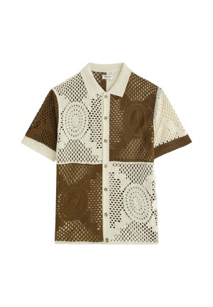 Chemise à manches courtes avec boutons, motif crochet crème et marron avec des dessins géométriques et circulaires.