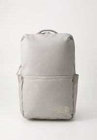 Pelēka auduma mugursoma ar taisnstūra formu, kurai ir priekšējais kabata ar rāvējslēdzēju, režģa raksts un logo detaļa gaišākā tonī.