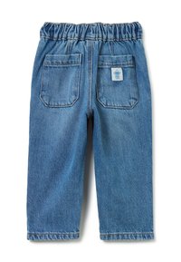 Pantalones de mezclilla azul claro con una cinturilla elástica, dos bolsillos traseros y una etiqueta cuadrada con un diseño de robot. Corte clásico de pierna recta.